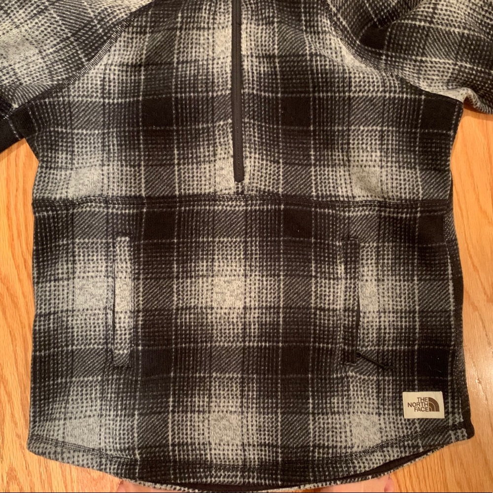 Women’s Northface Fleece Pullover with front pocket and hood. Like new. Size S.